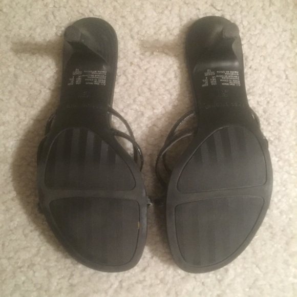 Super cute pair of black heels - Picture 3 of 4